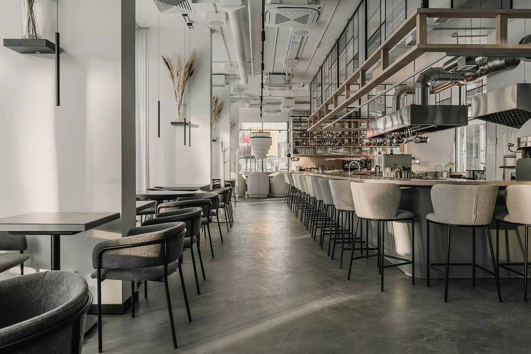 Воздушный интерьер модного гастрономического пространства в Тюмени — проект Анастасии Суховой