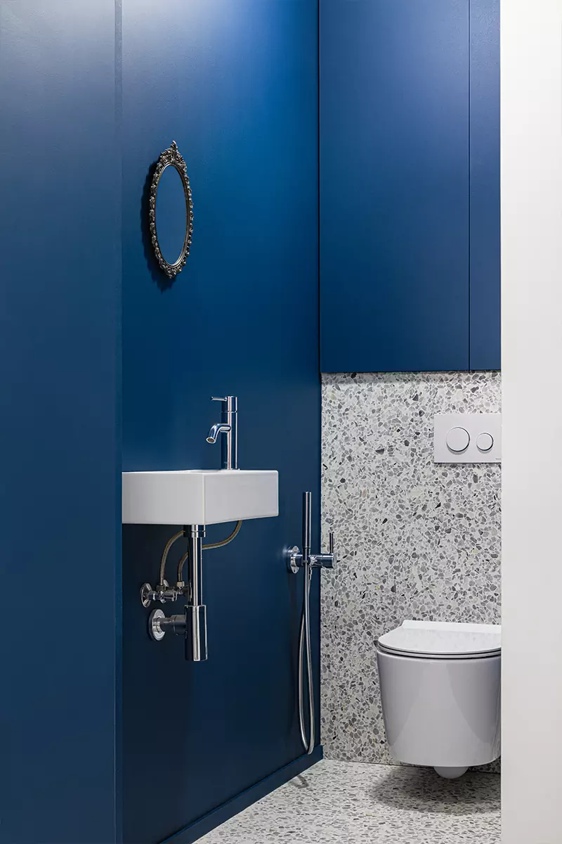 Фреймы, колорблокинг и активные контрасты в ироничном интерьере квартиры — проект Михаила Курносова