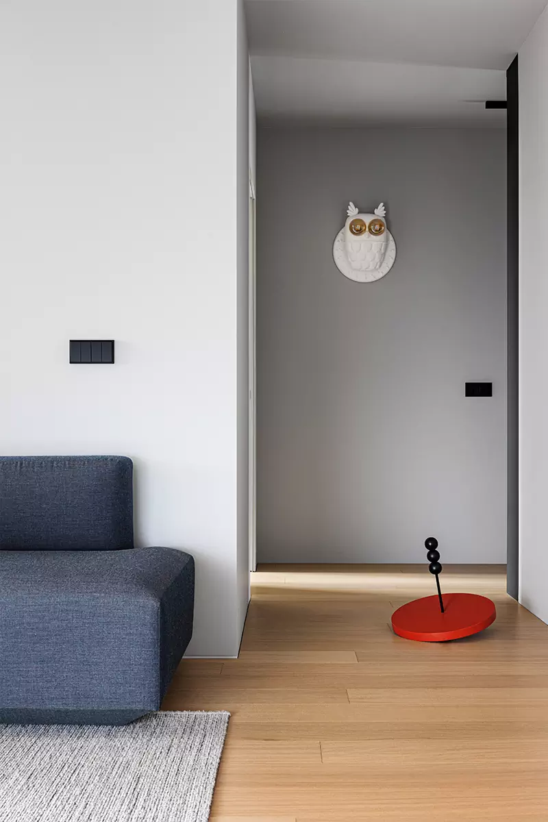 Фреймы, колорблокинг и активные контрасты в ироничном интерьере квартиры — проект Михаила Курносова