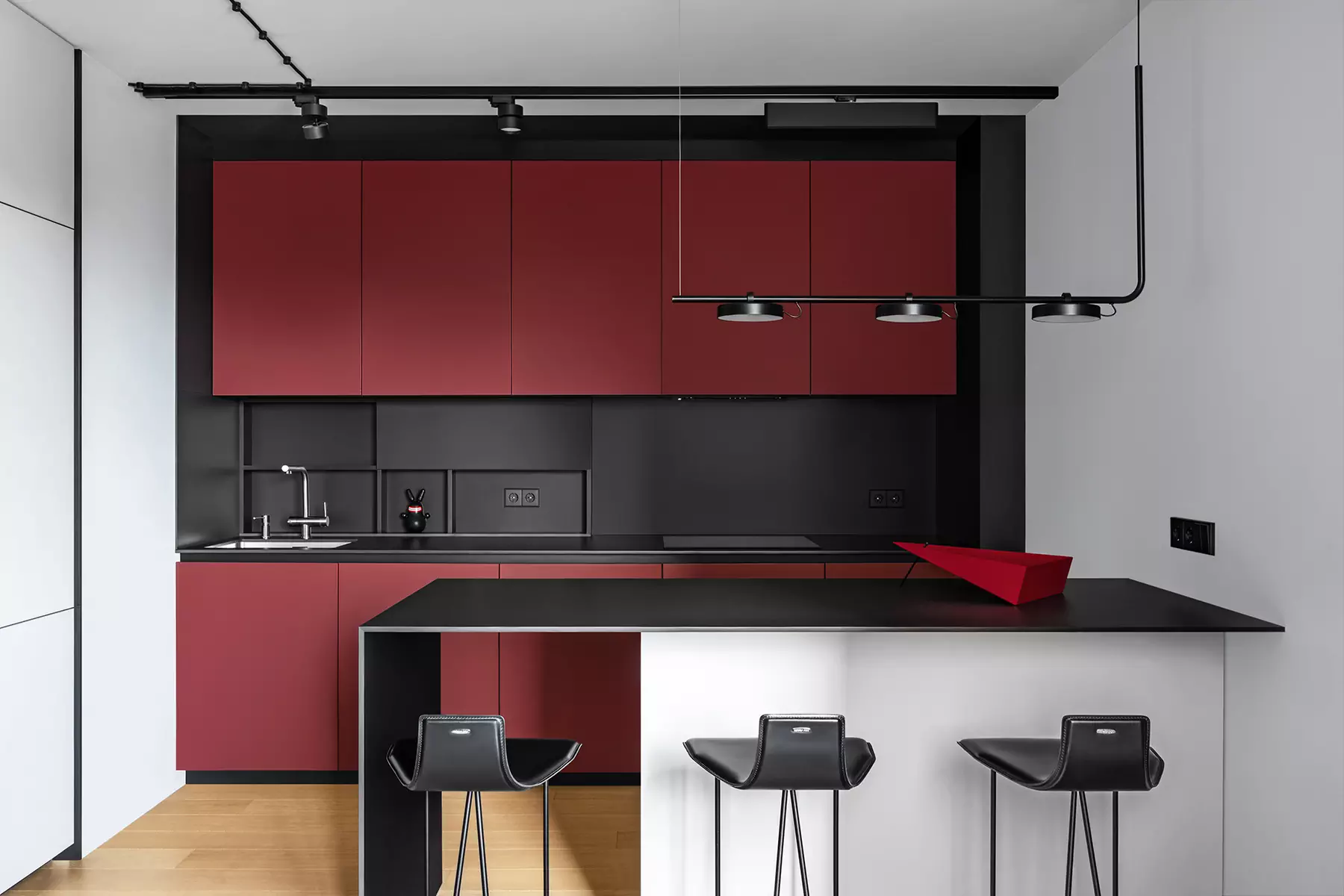 Фреймы, колорблокинг и активные контрасты в ироничном интерьере квартиры — проект Михаила Курносова