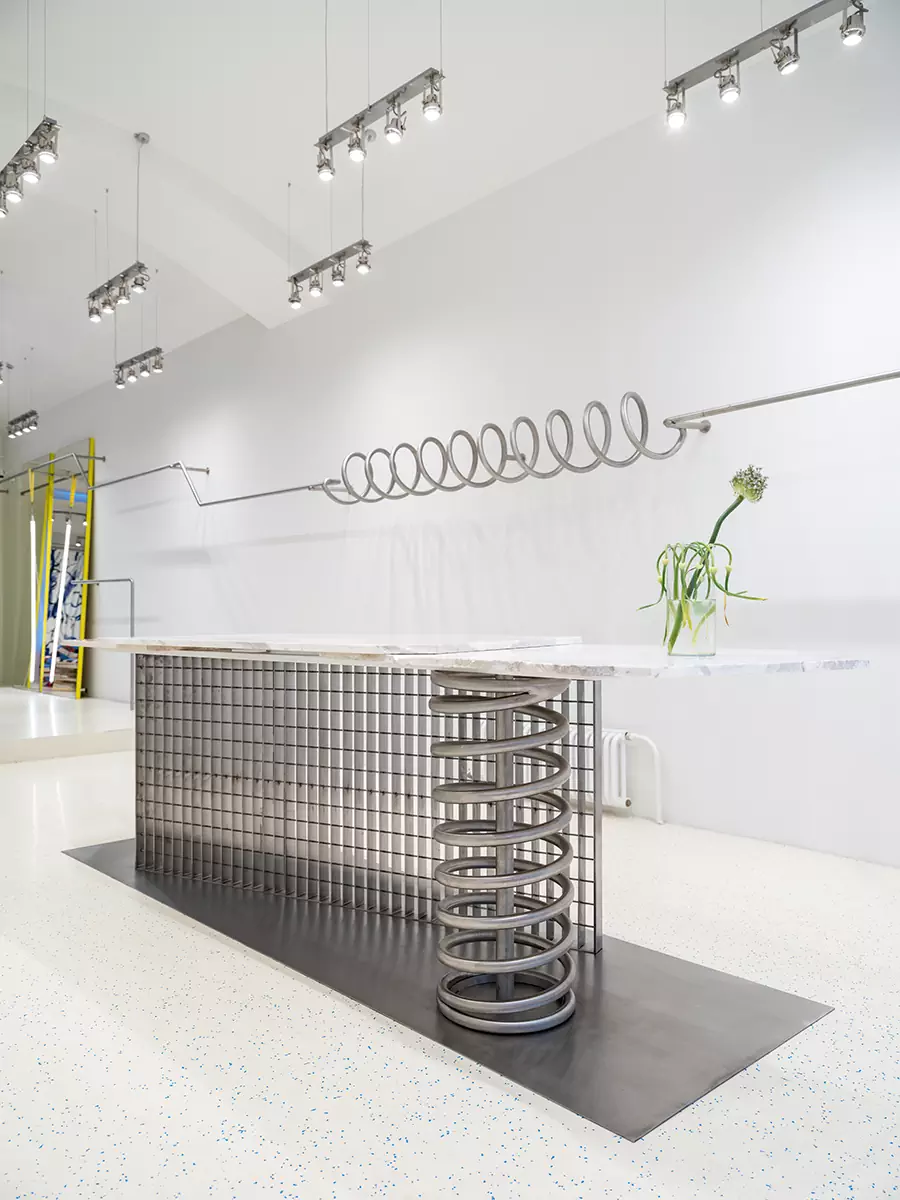 Бунтарский и смелый интерьер шоурума в центре Москвы — проект ROOMDESIGNBURO