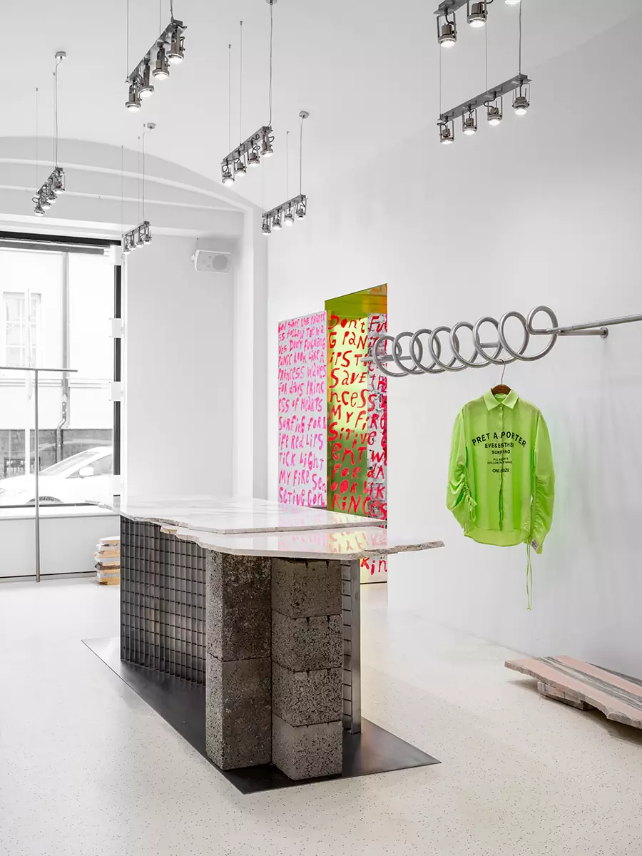 Бунтарский и смелый интерьер шоурума в центре Москвы — проект ROOMDESIGNBURO