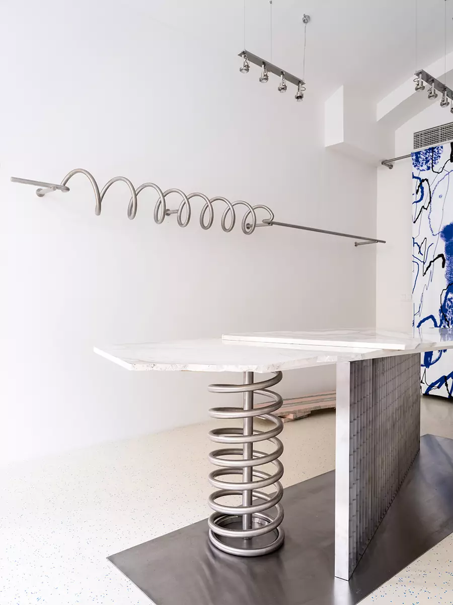 Бунтарский и смелый интерьер шоурума в центре Москвы — проект ROOMDESIGNBURO