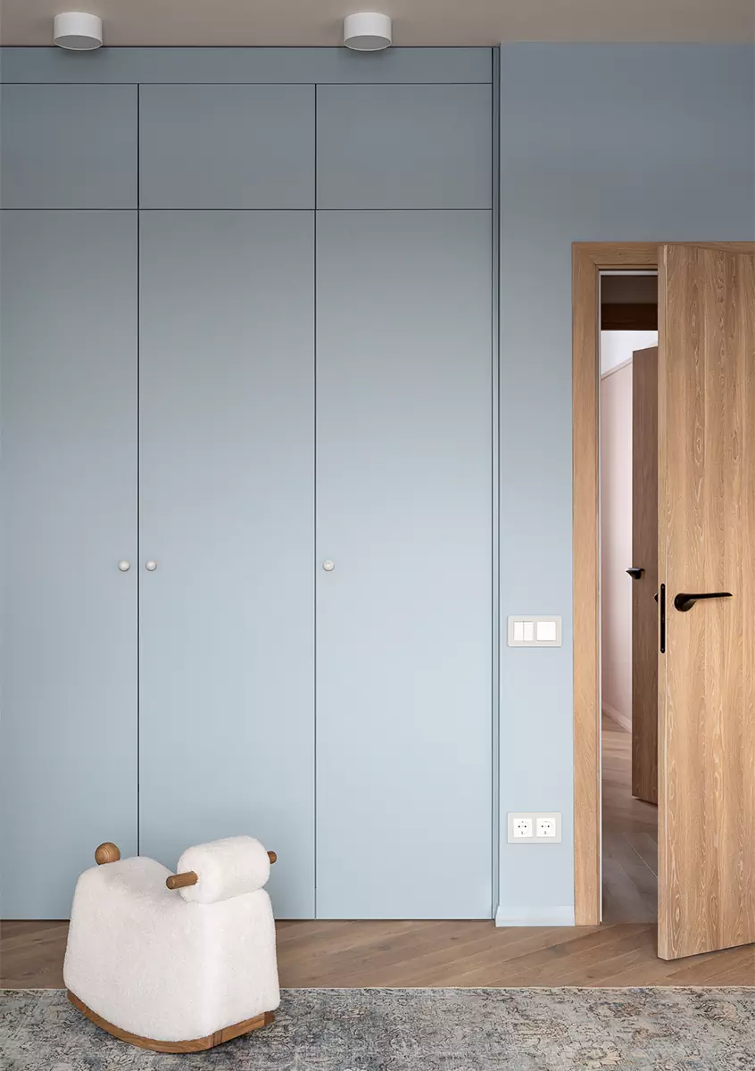 Природные фактуры и небесно-голубые оттенки в интерьере квартиры для молодой семьи — проект Елены Ерашевич