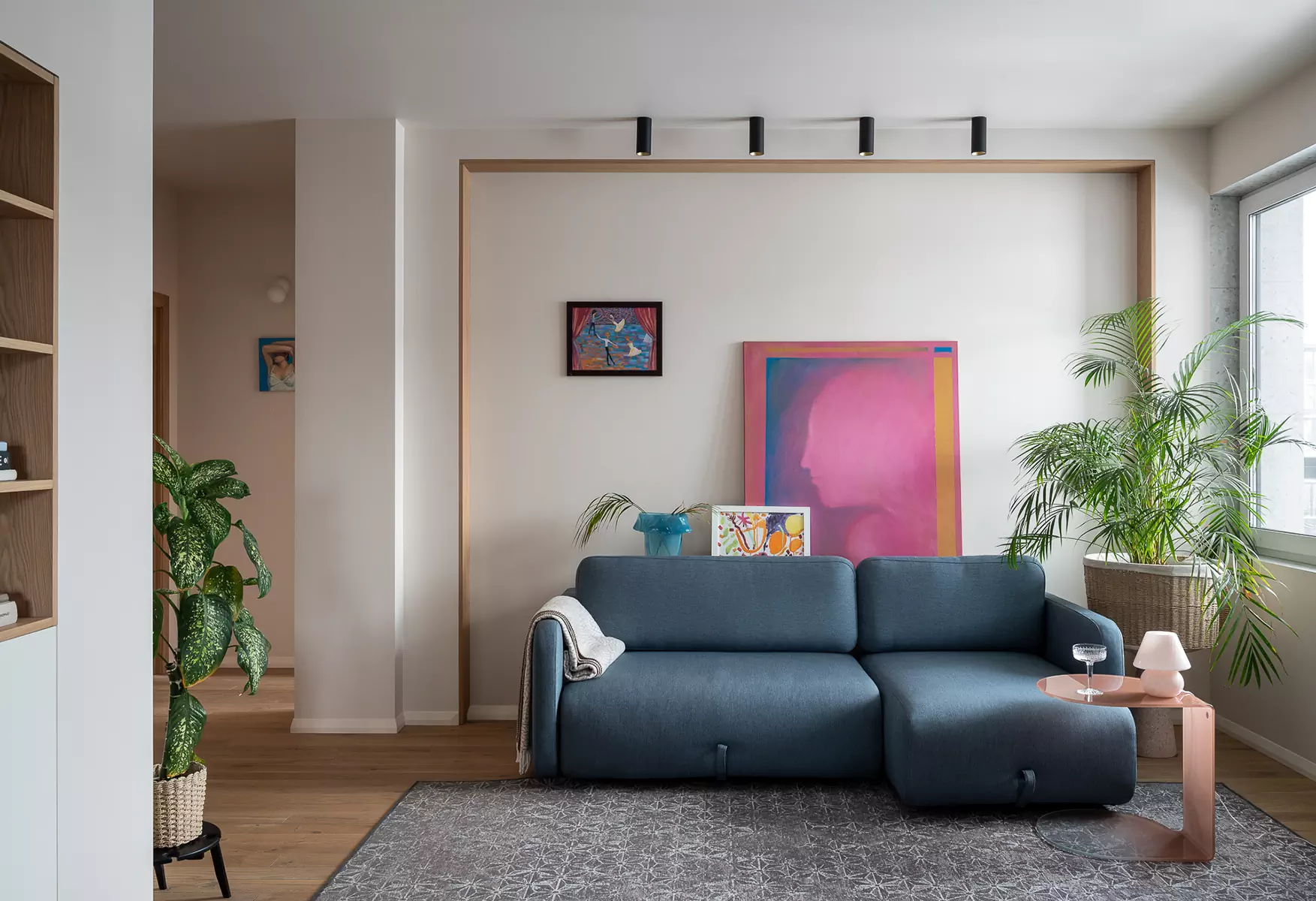 Природные фактуры и небесно-голубые оттенки в интерьере квартиры для молодой семьи — проект Елены Ерашевич