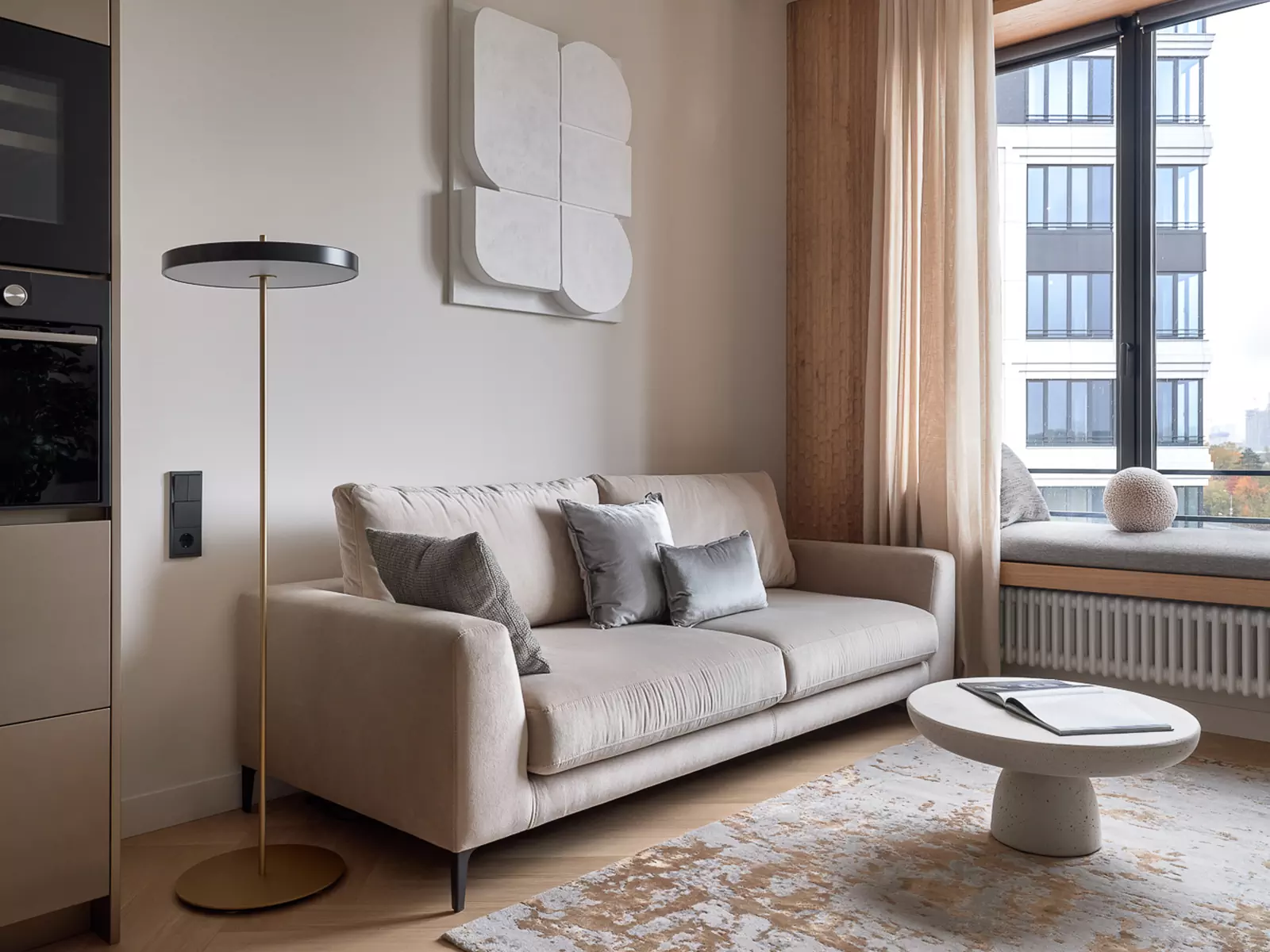 Микс простых форм и сложных фактур в интерьере квартиры для молодой девушки — проект Екатерины Бобровой