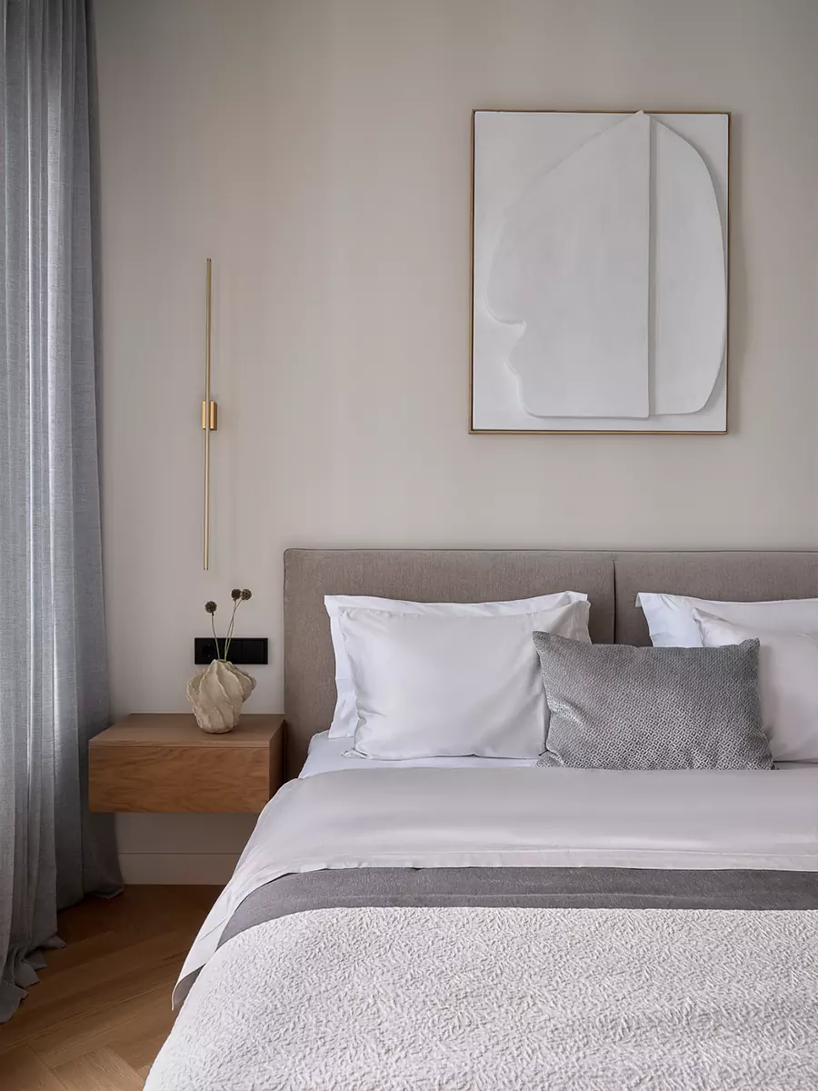 Микс простых форм и сложных фактур в интерьере квартиры для молодой девушки — проект Екатерины Бобровой