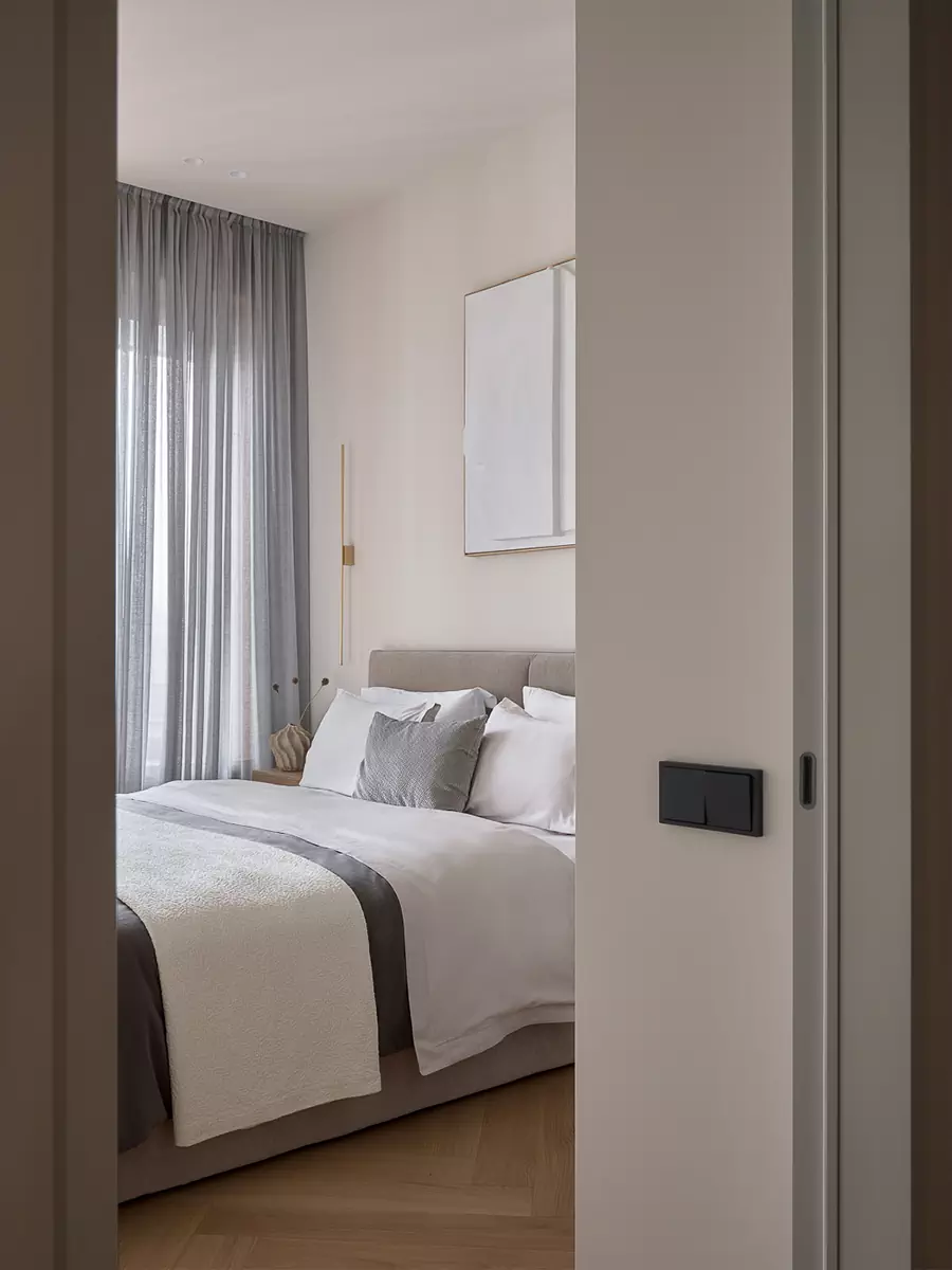 Микс простых форм и сложных фактур в интерьере квартиры для молодой девушки — проект Екатерины Бобровой