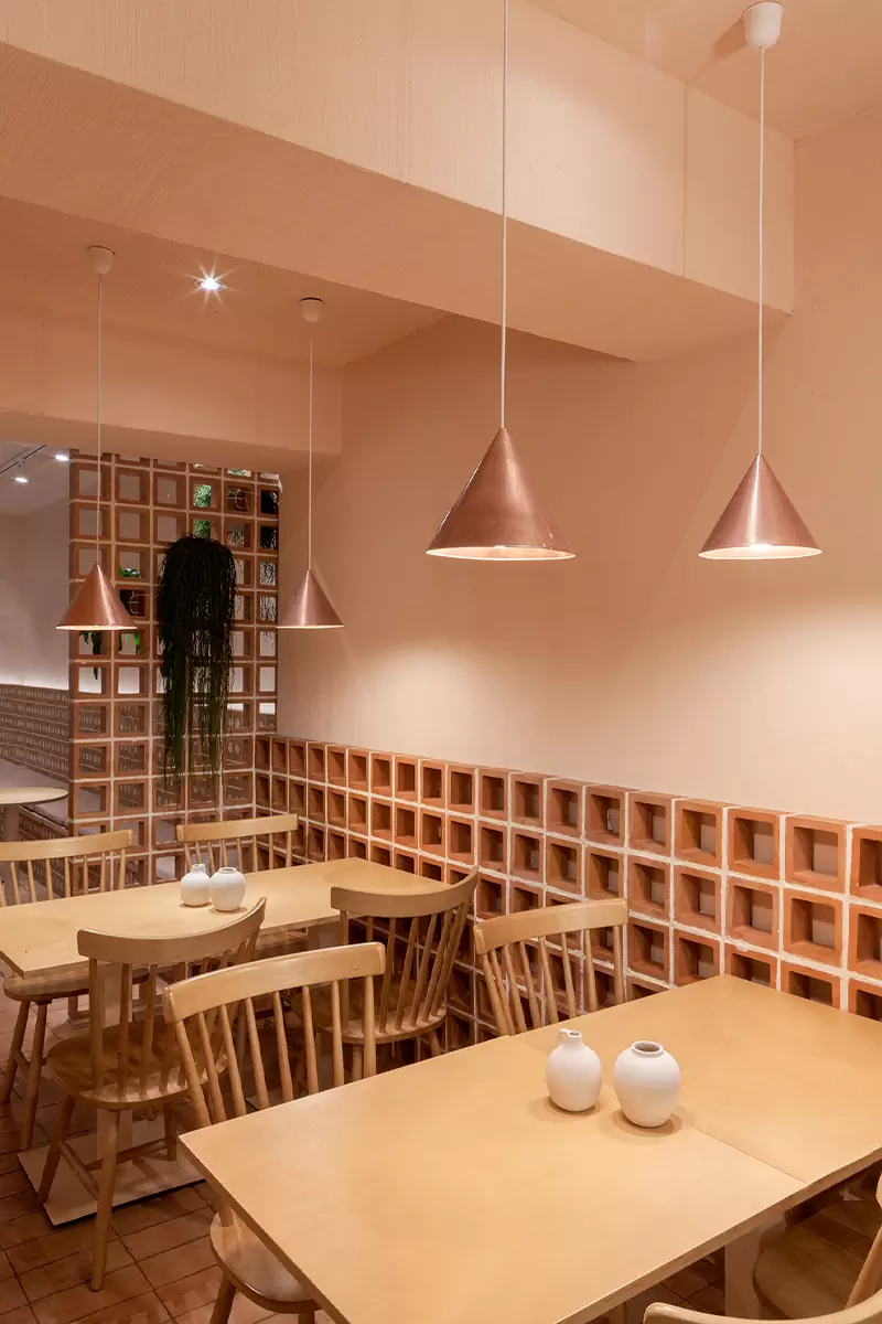 Терракота, авторский свет и живые растения в интерьере кофейни в Барселоне — проект Дарьи Нужной