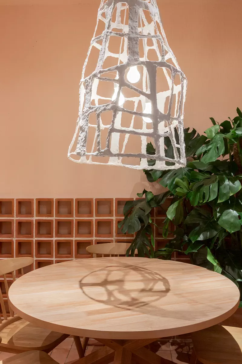 Терракота, авторский свет и живые растения в интерьере кофейни в Барселоне — проект Дарьи Нужной