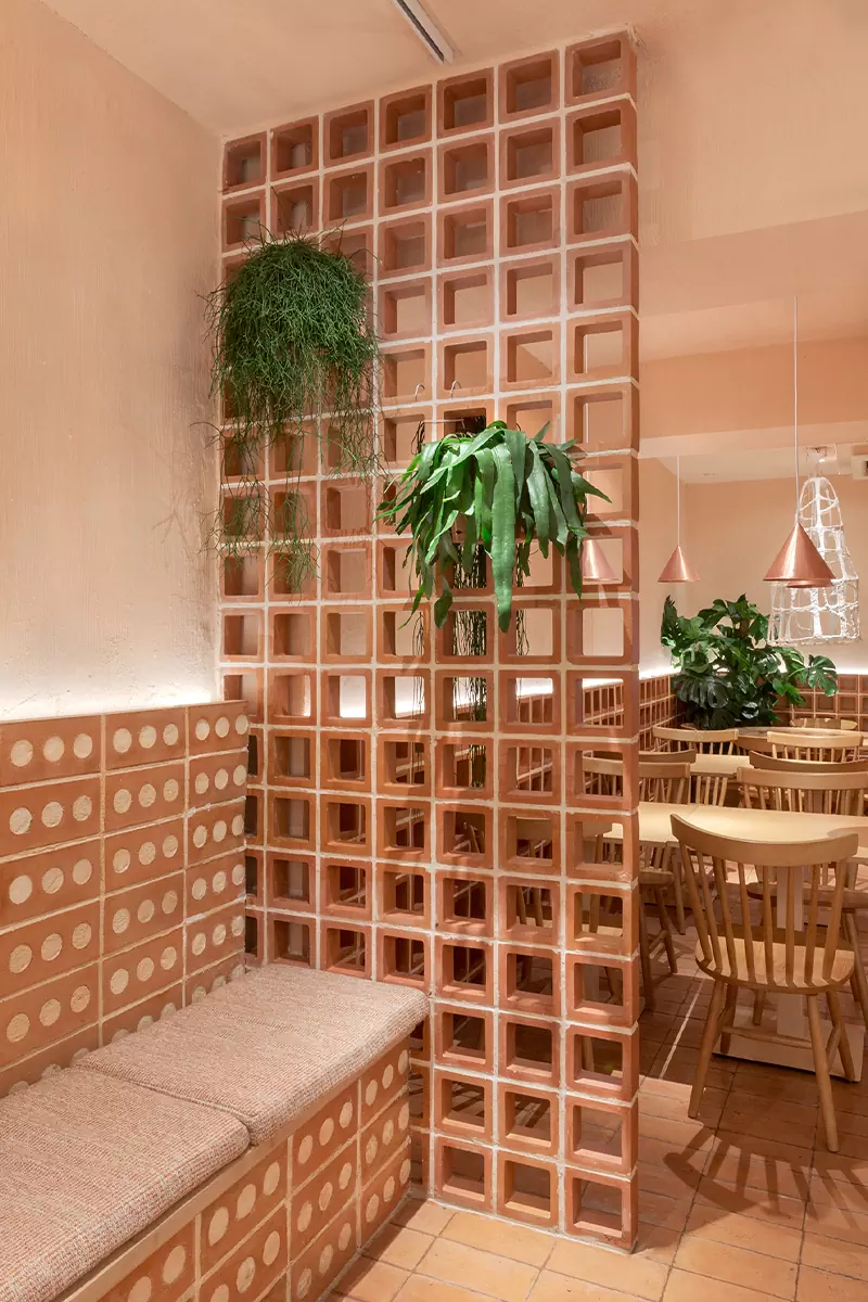Терракота, авторский свет и живые растения в интерьере кофейни в Барселоне — проект Дарьи Нужной