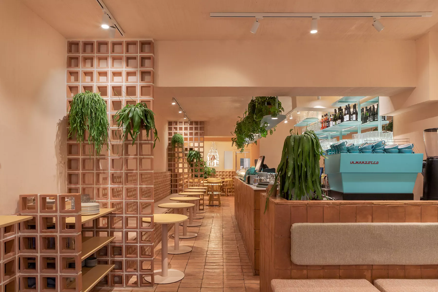 Терракота, авторский свет и живые растения в интерьере кофейни в Барселоне — проект Дарьи Нужной