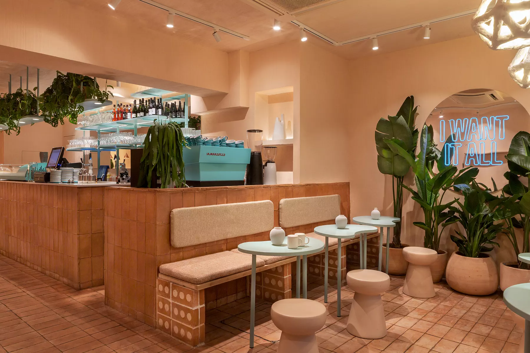 Терракота, авторский свет и живые растения в интерьере кофейни в Барселоне — проект Дарьи Нужной