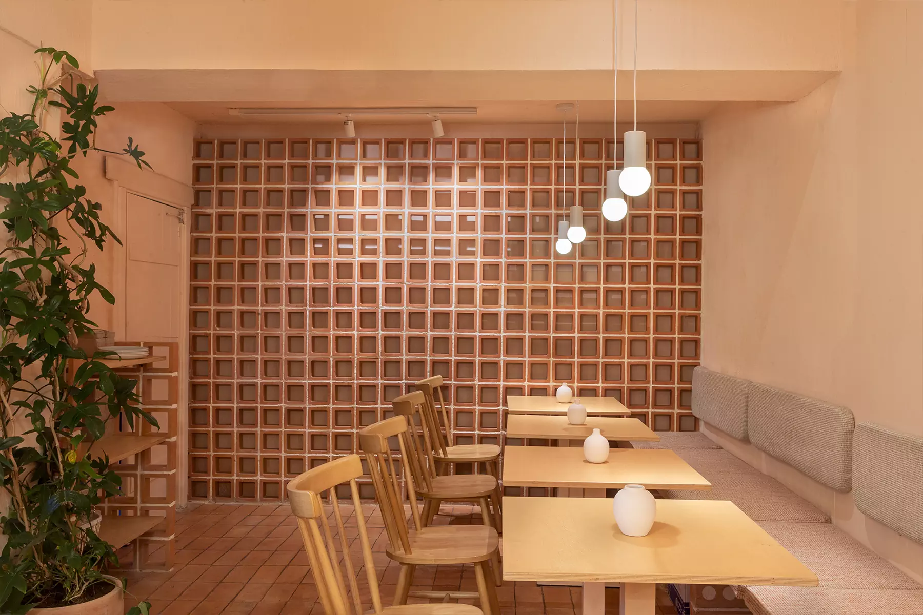 Терракота, авторский свет и живые растения в интерьере кофейни в Барселоне — проект Дарьи Нужной