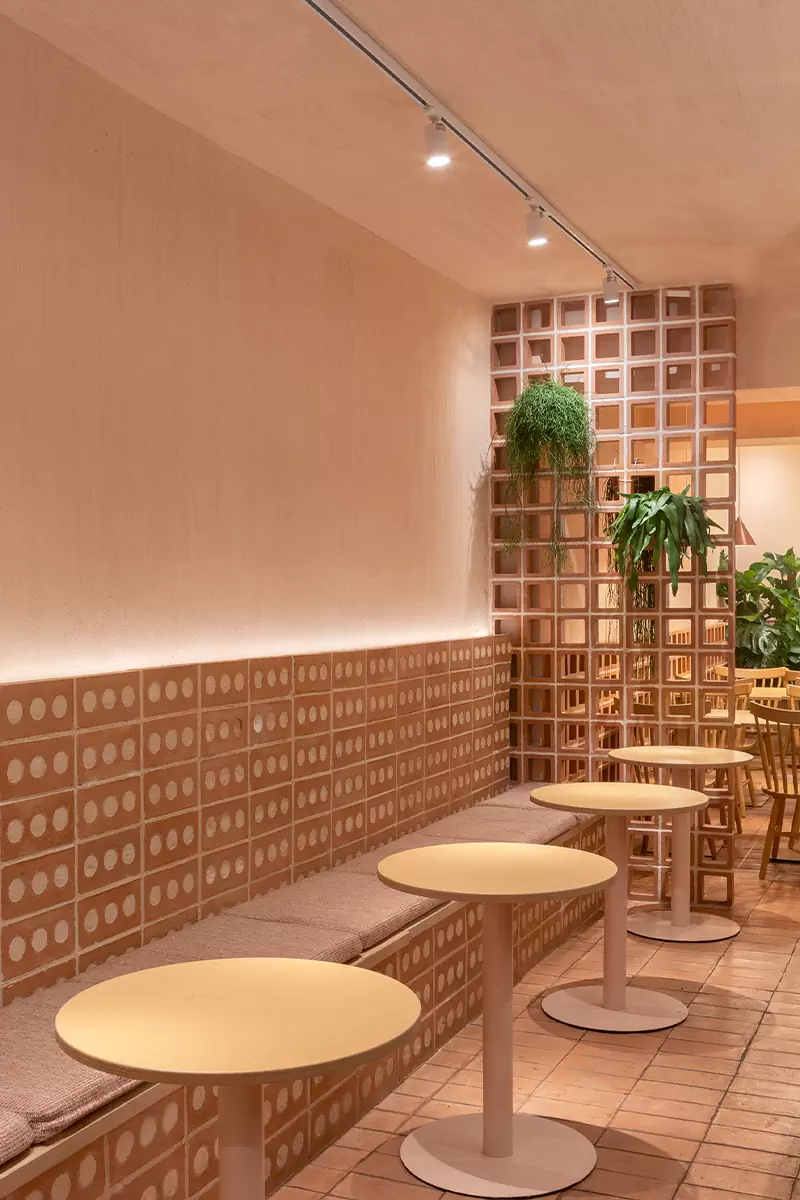 Терракота, авторский свет и живые растения в интерьере кофейни в Барселоне — проект Дарьи Нужной