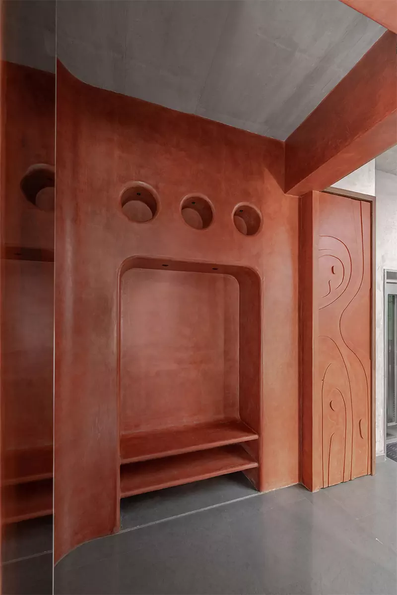 Яркая терракота и строгий бетон в интерьере офиса с индийскими мотивами — проект студии Design ni Dukaan