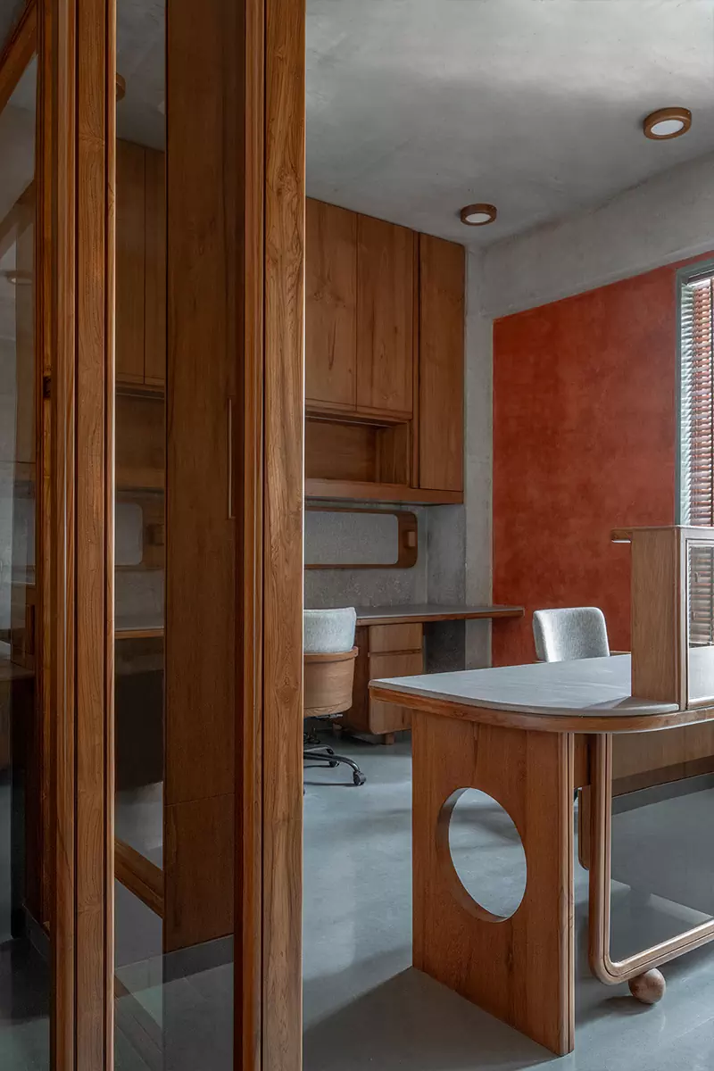 Яркая терракота и строгий бетон в интерьере офиса с индийскими мотивами — проект студии Design ni Dukaan