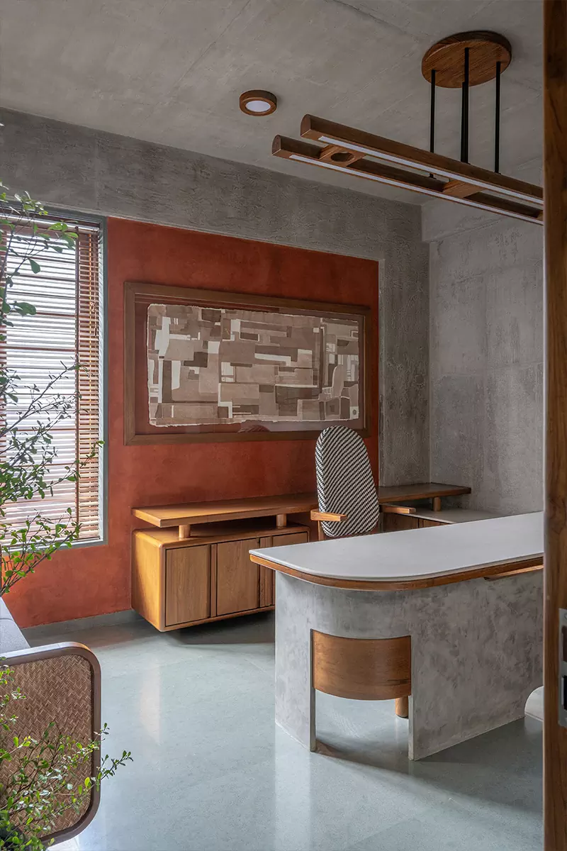 Яркая терракота и строгий бетон в интерьере офиса с индийскими мотивами — проект студии Design ni Dukaan
