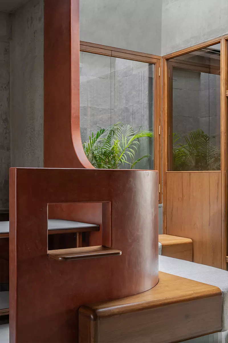 Яркая терракота и строгий бетон в интерьере офиса с индийскими мотивами — проект студии Design ni Dukaan