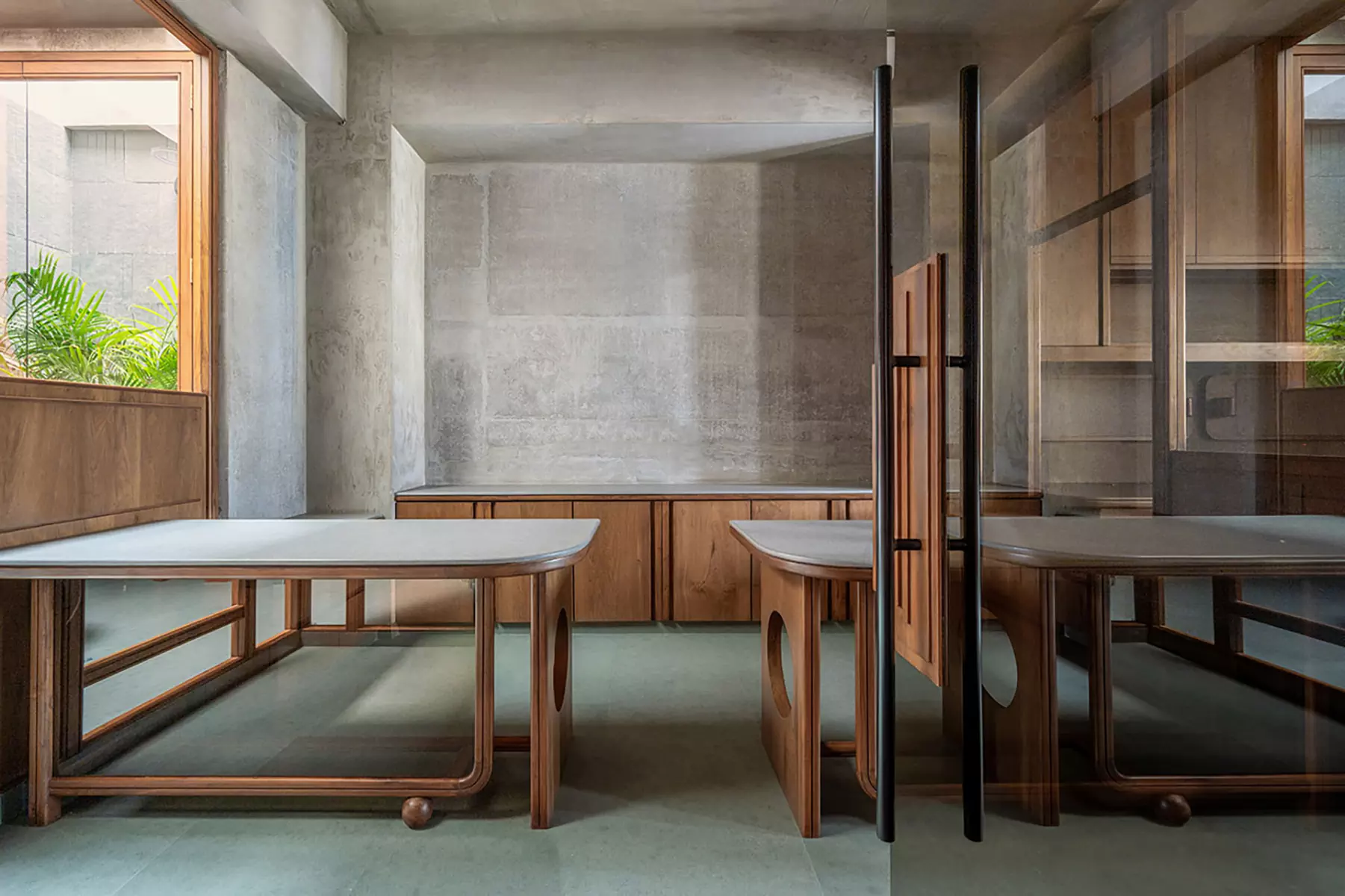 Яркая терракота и строгий бетон в интерьере офиса с индийскими мотивами — проект студии Design ni Dukaan