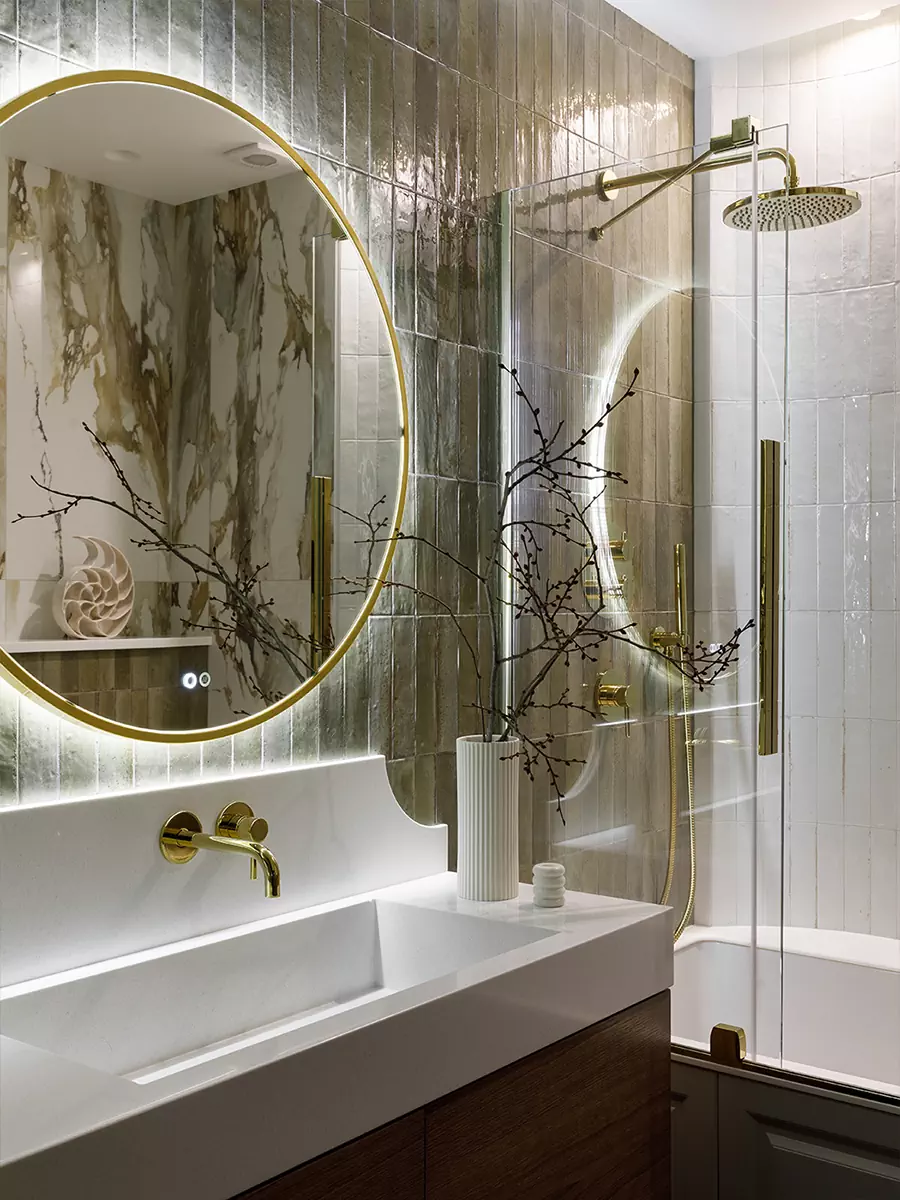 Гармоничный интерьер небольшой квартиры с цветными окнами — проект студии дизайна ОСОКА