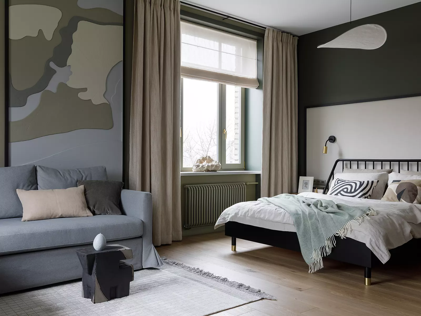 Гармоничный интерьер небольшой квартиры с цветными окнами — проект студии дизайна ОСОКА