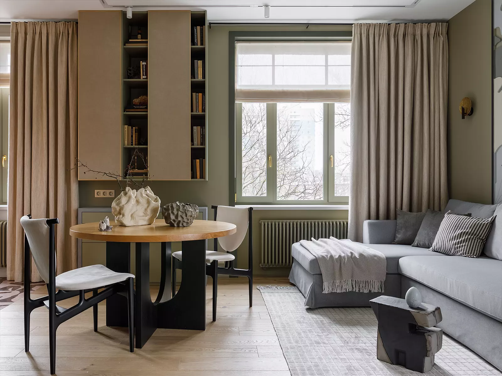 Гармоничный интерьер небольшой квартиры с цветными окнами — проект студии дизайна ОСОКА