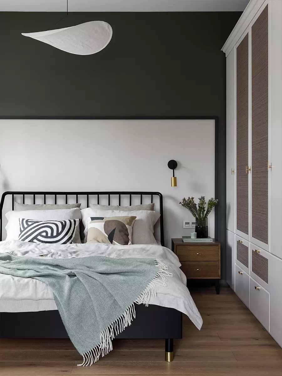 Гармоничный интерьер небольшой квартиры с цветными окнами — проект студии дизайна ОСОКА