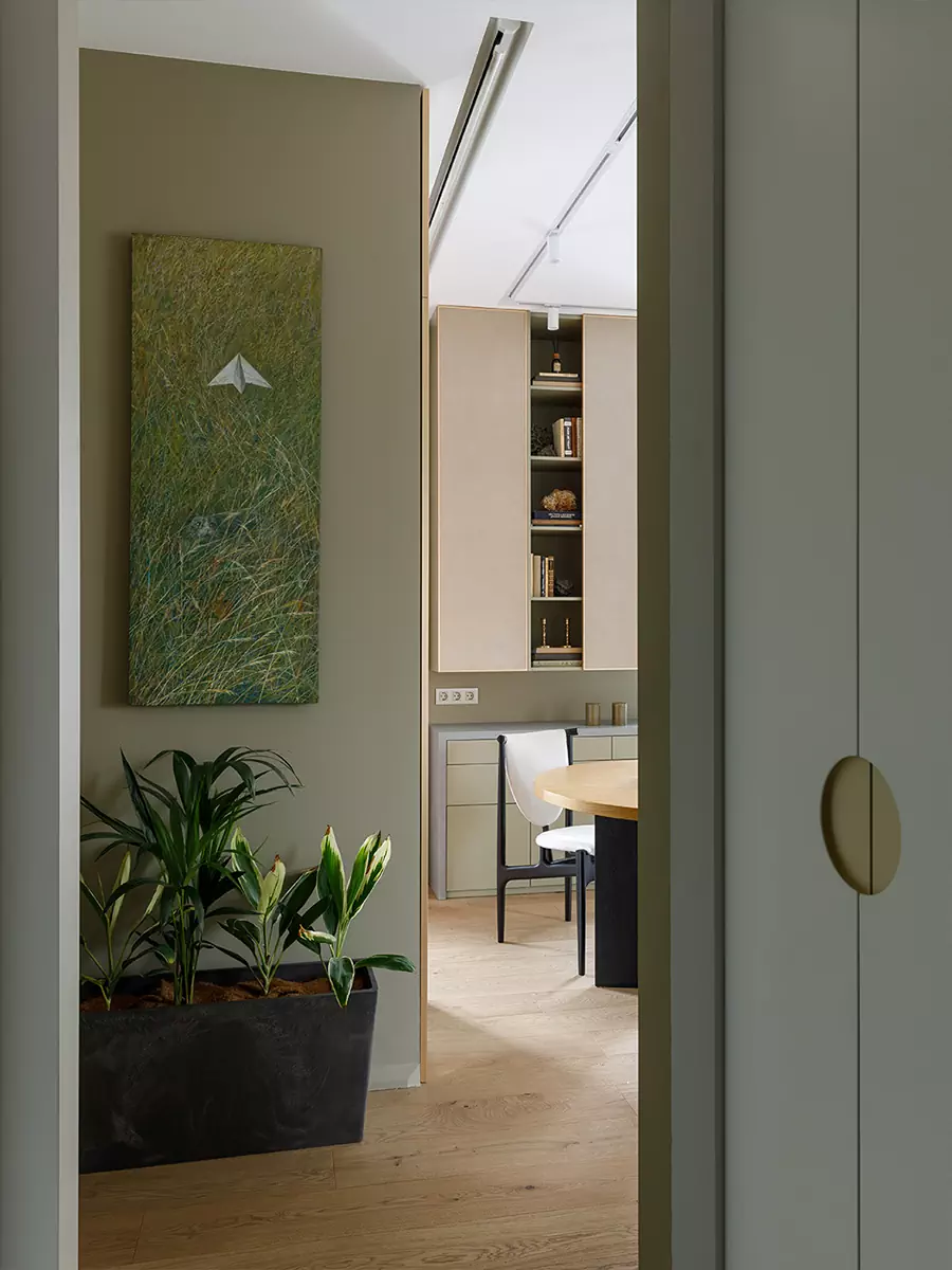 Гармоничный интерьер небольшой квартиры с цветными окнами — проект студии дизайна ОСОКА