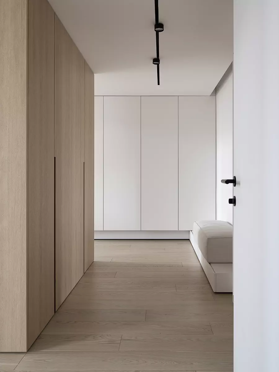 Гармония линий: акцентная лестница в интерьере двухуровневой квартиры – проект студии Hot Walls