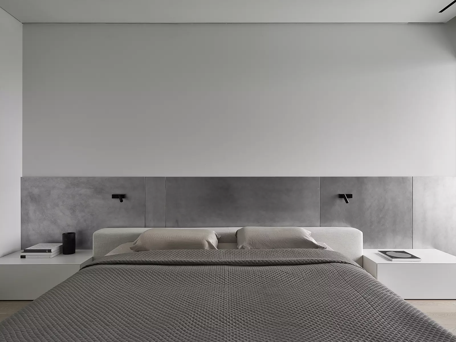 Гармония линий: акцентная лестница в интерьере двухуровневой квартиры – проект студии Hot Walls