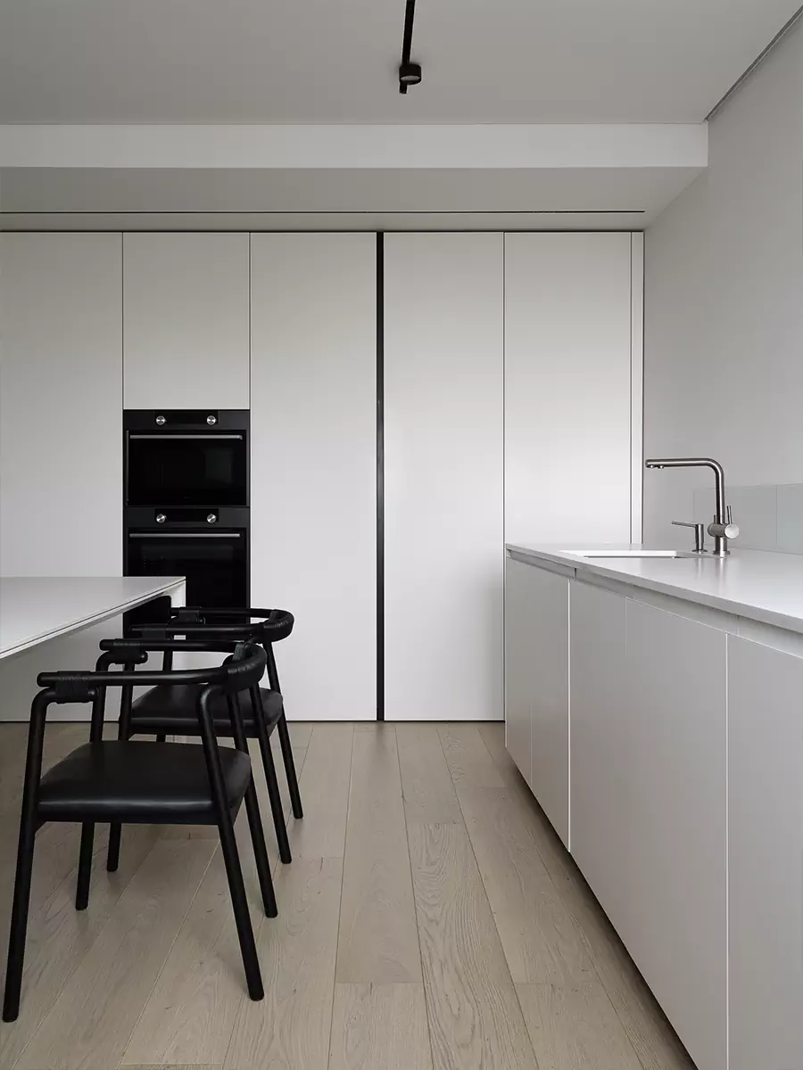 Гармония линий: акцентная лестница в интерьере двухуровневой квартиры – проект студии Hot Walls