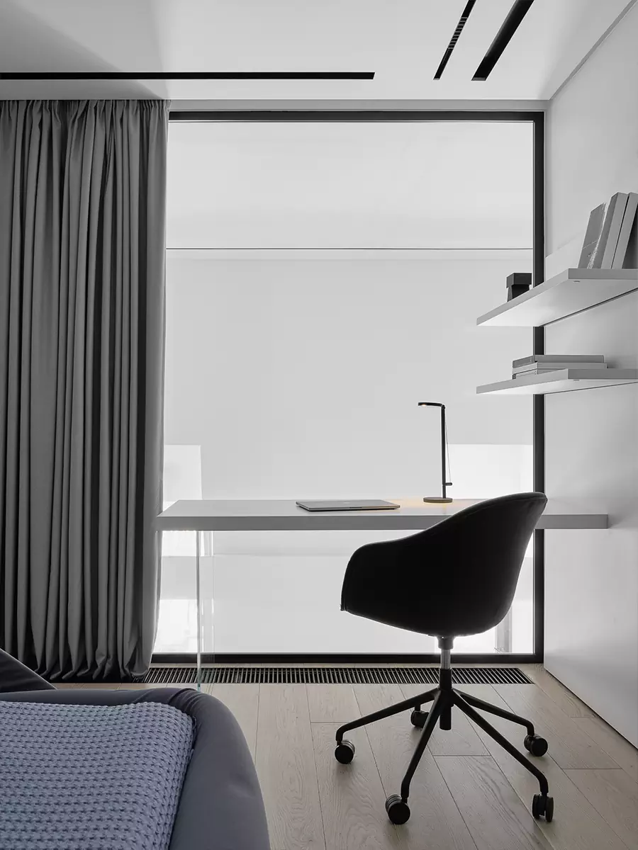 Гармония линий: акцентная лестница в интерьере двухуровневой квартиры – проект студии Hot Walls