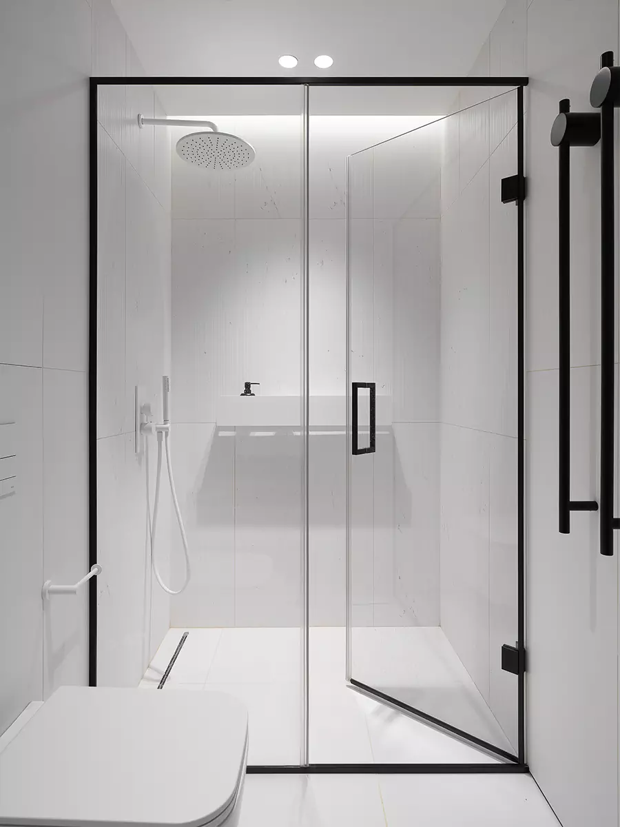 Гармония линий: акцентная лестница в интерьере двухуровневой квартиры – проект студии Hot Walls