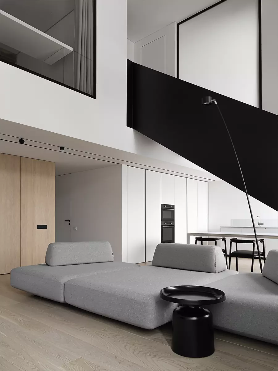 Гармония линий: акцентная лестница в интерьере двухуровневой квартиры – проект студии Hot Walls