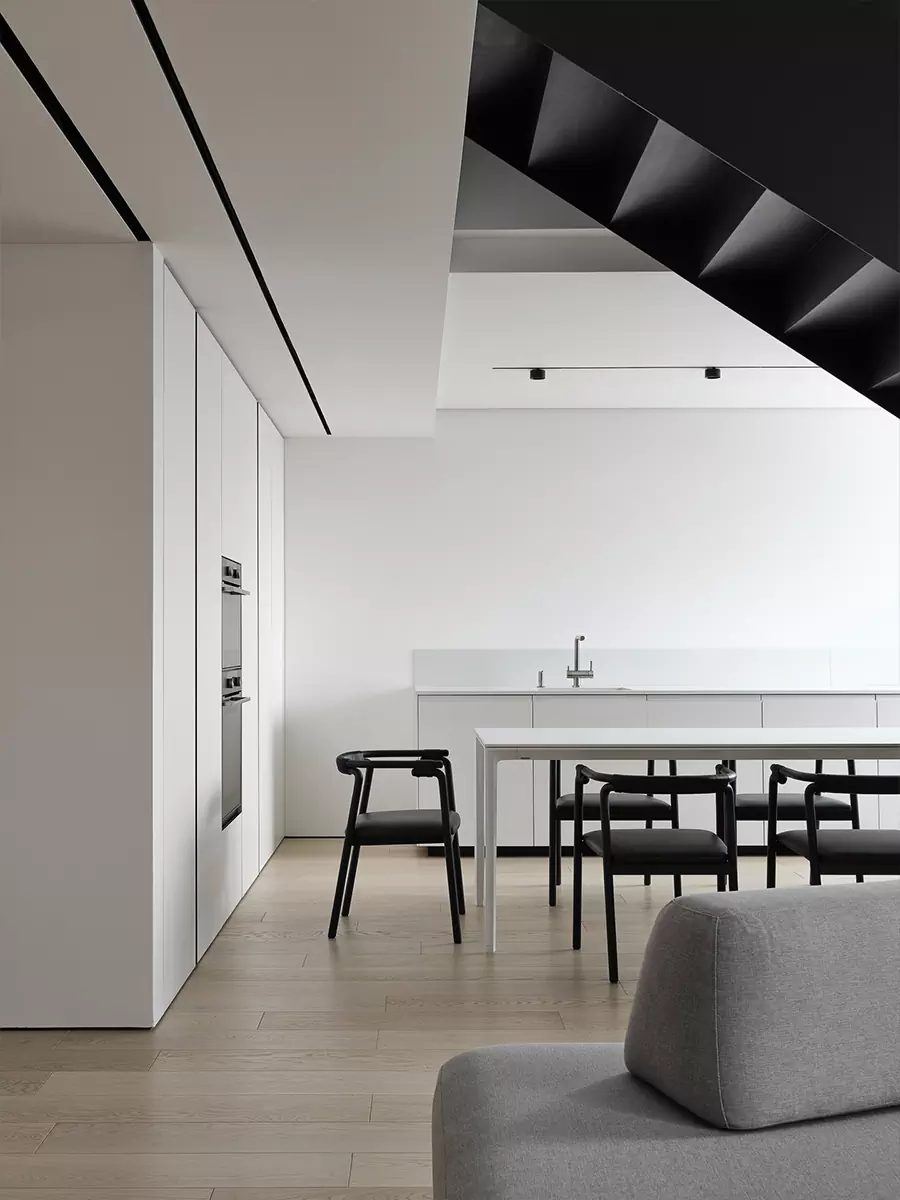 Гармония линий: акцентная лестница в интерьере двухуровневой квартиры – проект студии Hot Walls