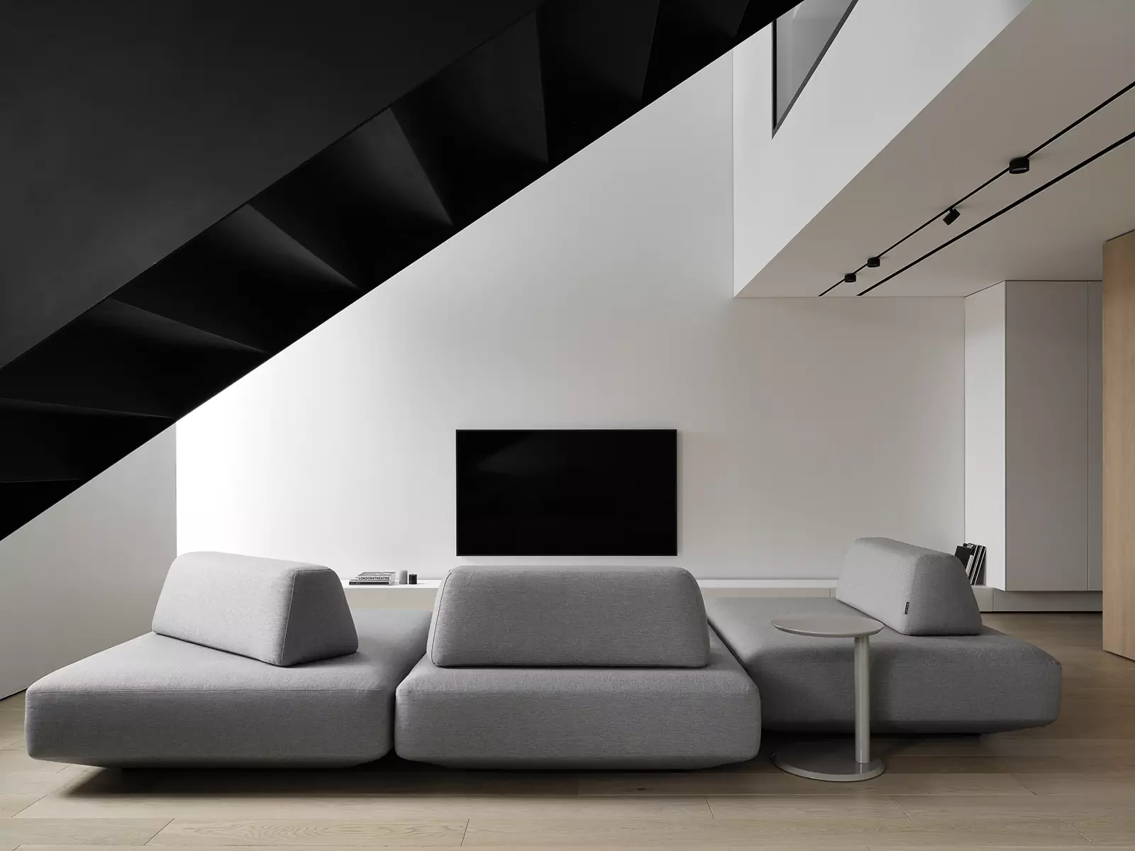 Гармония линий: акцентная лестница в интерьере двухуровневой квартиры – проект студии Hot Walls