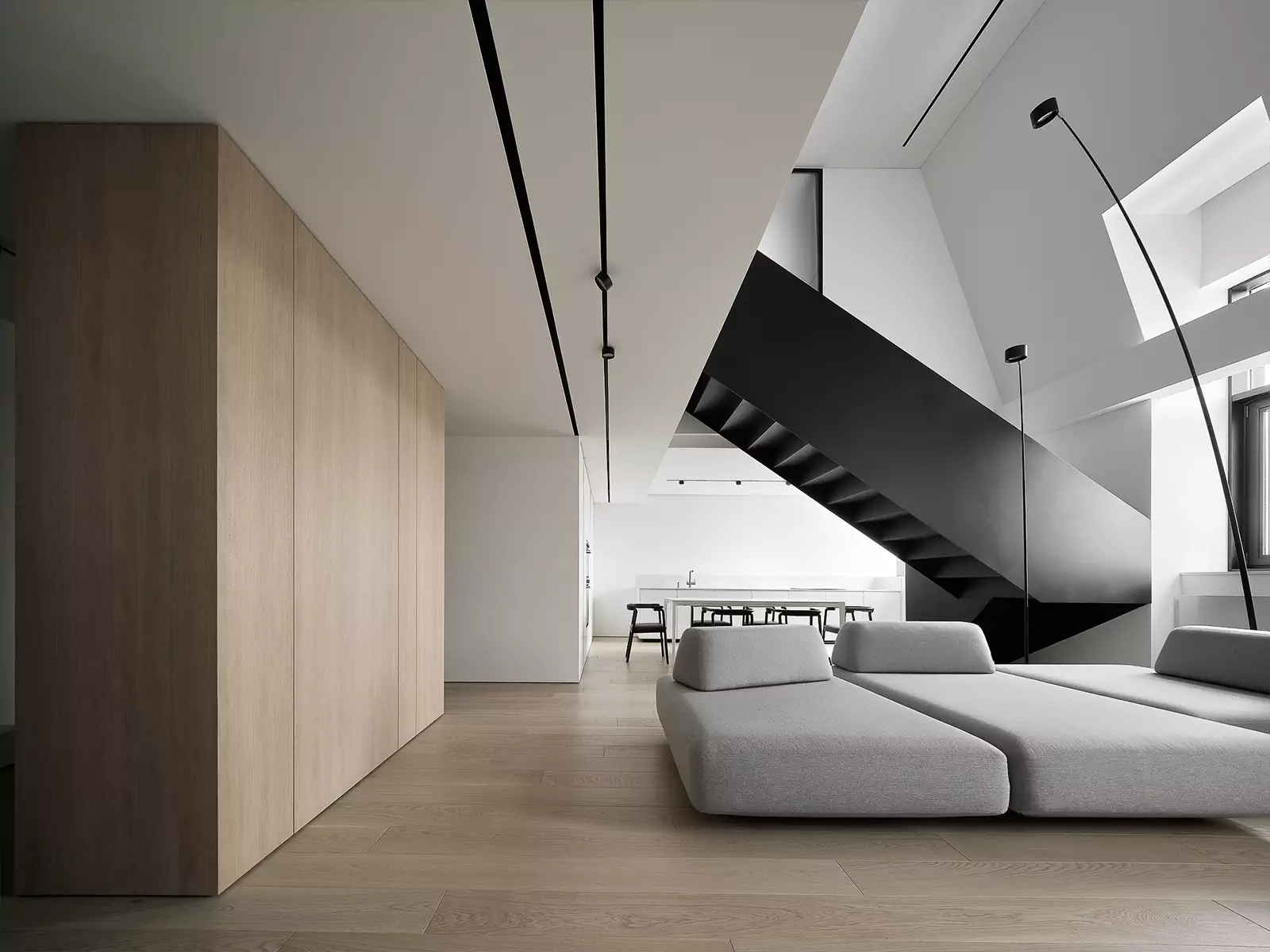 Гармония линий: акцентная лестница в интерьере двухуровневой квартиры – проект студии Hot Walls