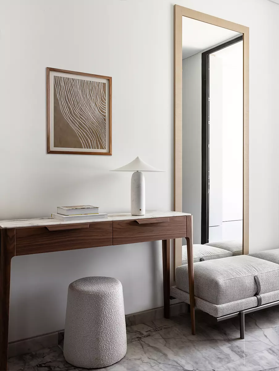 Панорамные окна и контрастные решения в респектабельном интерьере апартаментов в Лимассоле — проект Наталии Ленинцевой и Юлии Очкал