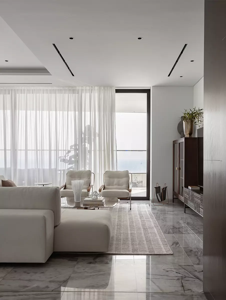 Панорамные окна и контрастные решения в респектабельном интерьере апартаментов в Лимассоле — проект Наталии Ленинцевой и Юлии Очкал