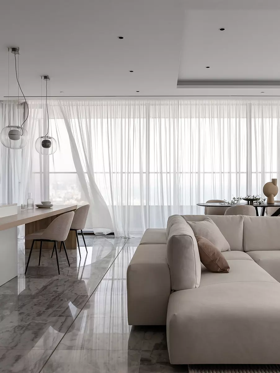 Панорамные окна и контрастные решения в респектабельном интерьере апартаментов в Лимассоле — проект Наталии Ленинцевой и Юлии Очкал