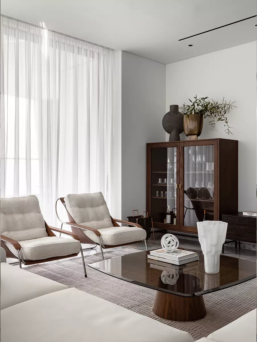 Панорамные окна и контрастные решения в респектабельном интерьере апартаментов в Лимассоле — проект Наталии Ленинцевой и Юлии Очкал