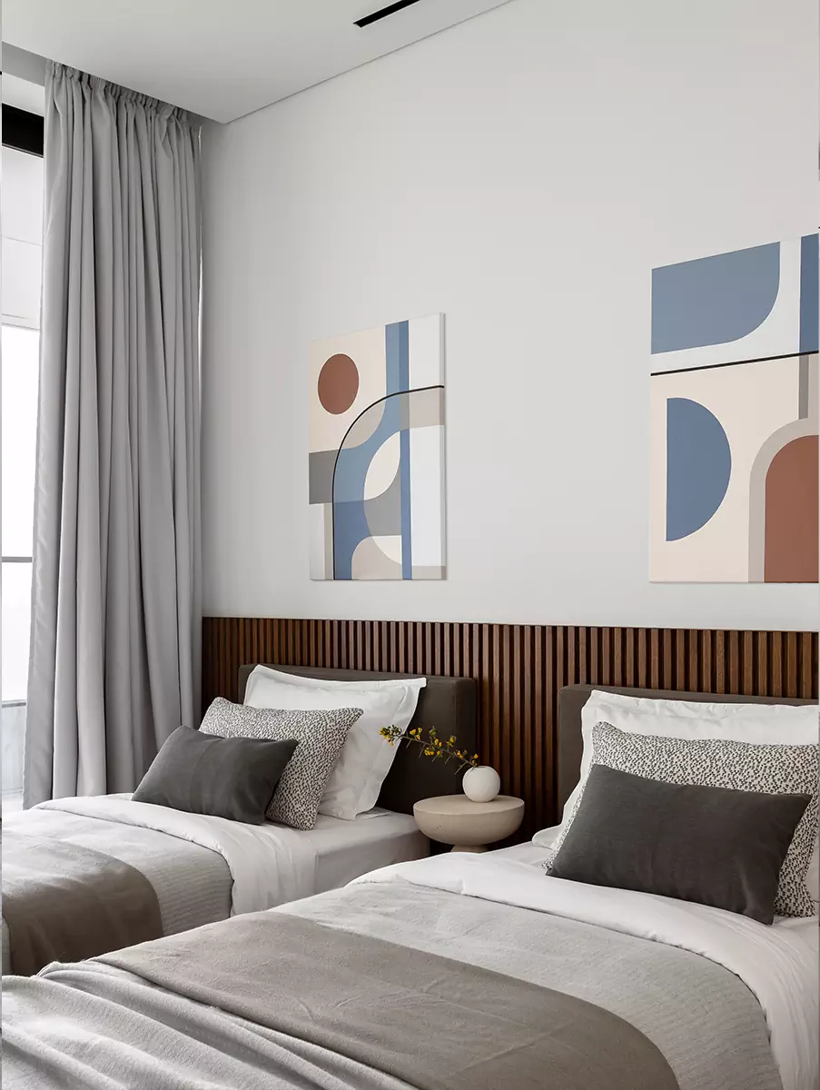 Панорамные окна и контрастные решения в респектабельном интерьере апартаментов в Лимассоле — проект Наталии Ленинцевой и Юлии Очкал