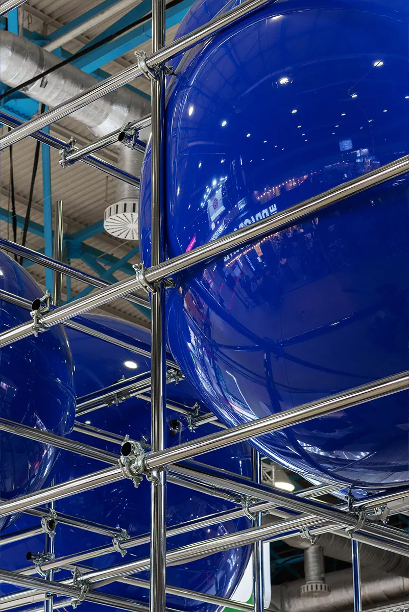 Сталь и легкость облаков в интерьере мобильного поп-ап корнера кофейни PIMS — проект KIDZ