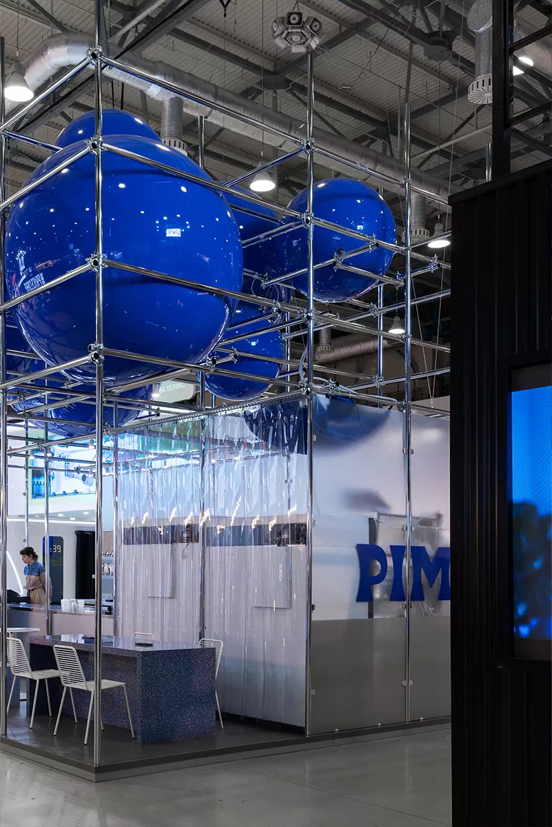 Сталь и легкость облаков в интерьере мобильного поп-ап корнера кофейни PIMS — проект KIDZ