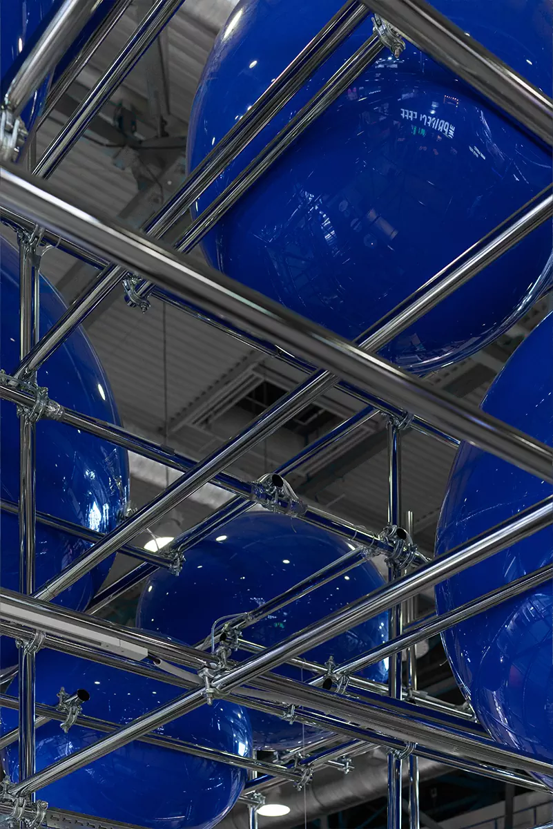 Сталь и легкость облаков в интерьере мобильного поп-ап корнера кофейни PIMS — проект KIDZ