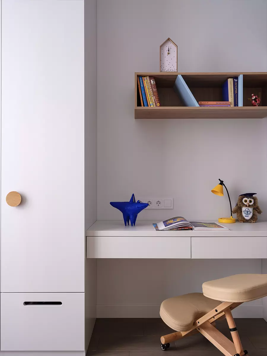 Лаконичный интерьер квартиры с кастомной мебелью — проект студии Lagom Interior