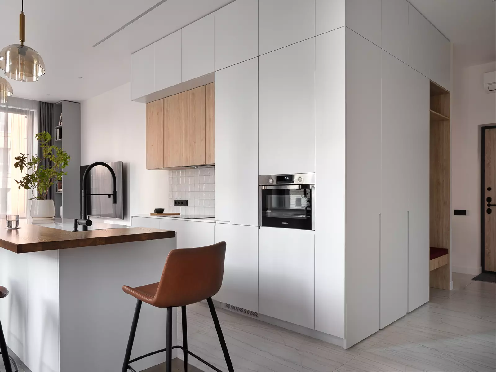 Лаконичный интерьер квартиры с кастомной мебелью — проект студии Lagom Interior