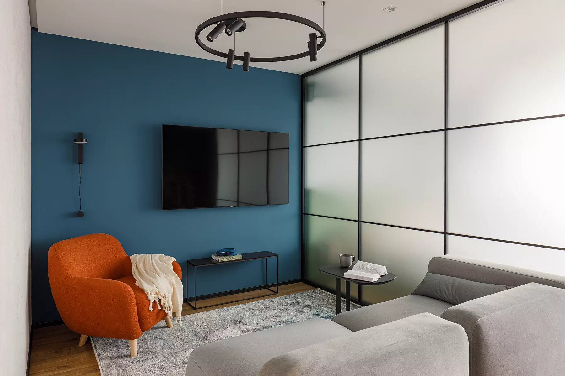 Многофункциональный интерьер городской квартиры в синих тонах — проект ARH Studio