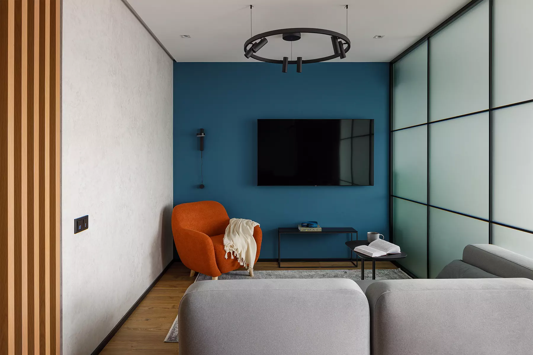 Многофункциональный интерьер городской квартиры в синих тонах — проект ARH Studio